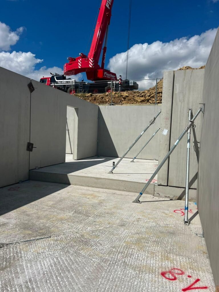 Żuraw samojezdny podczas montażu prefabrykowanych ścian żelbetowych — Zaremba Construction