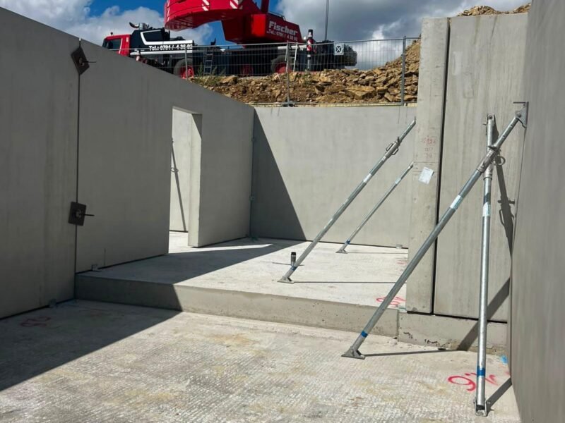 Żuraw samojezdny podczas montażu prefabrykowanych ścian żelbetowych — Zaremba Construction