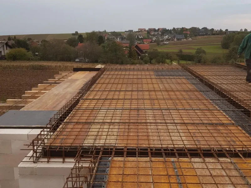 Zbrojenie stropu i wieńca na szalunku podczas budowy domu jednorodzinnego