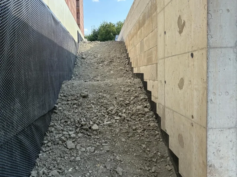 Dom z ceramiki na stoku — mur oporowy, izolacja fundamentów i strop — zdjęcie 5