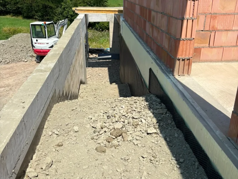 Dom z ceramiki na stoku — mur oporowy, izolacja fundamentów i strop — zdjęcie 2