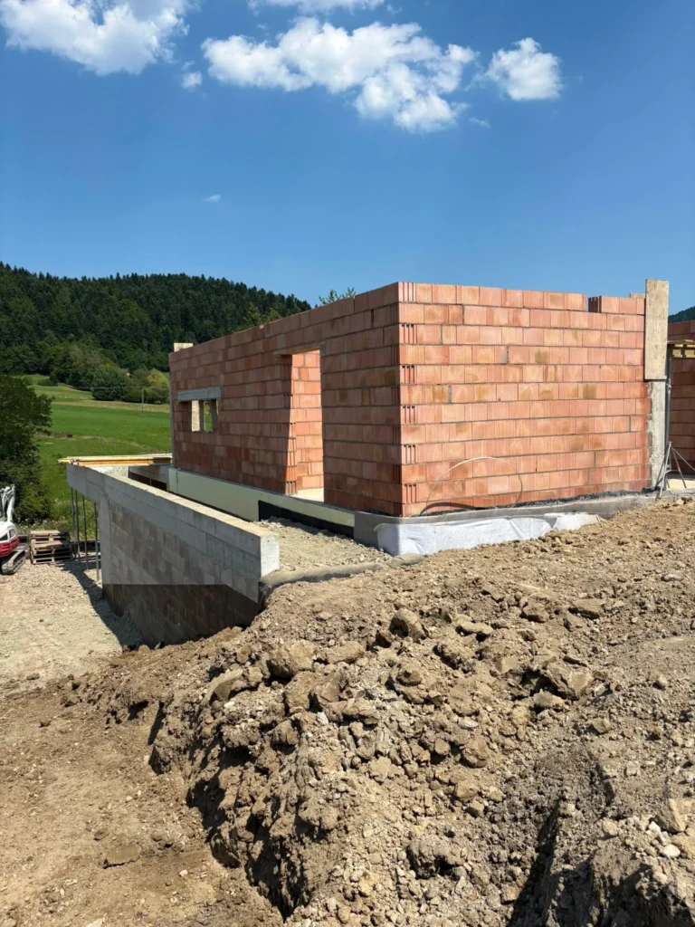 Dom z ceramiki na stoku — mur oporowy, izolacja fundamentów i strop