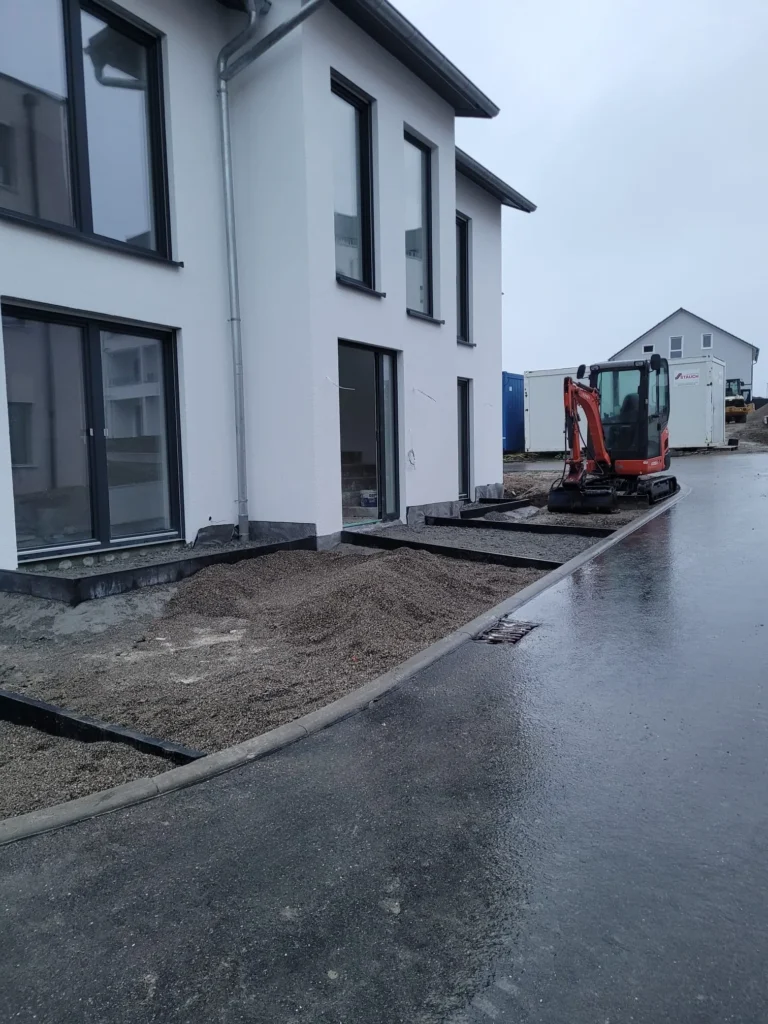 Kostka brukowa, taras i murki przy nowych domach